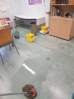 Denuncian goteras y desperfectos a causa de la lluvia en el Centro de Especialidades San Carlos de San Lorenzo de El Escorial