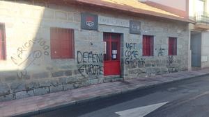 El PSOE de Alpedrete denuncia pintadas y vandalismo en su sede durante las fiestas