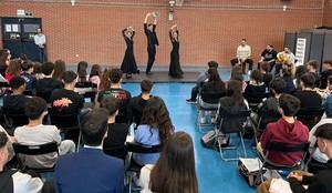 El IES Gregorio Peces Barba, de Colmenarejo, una de las paradas del programa regional ‘Conoce la danza española’