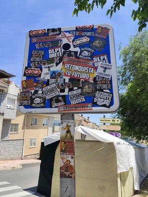 Más Madrid denuncia la proliferación de pegatinas con mensajes fascistas en Alpedrete