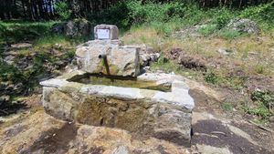 Guadarrama estrena la Fuente de ‘Las Campanillas’, en el recorrido de acceso a la peña del Arcipreste de Hita