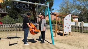 Galapagar estrena un columpio inclusivo y accesible en el Parque Saturnino Fernández Vallejo de La Navata