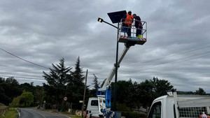 Galapagar avanza hacia la sostenibilidad con el a lumbrado solar en la carretera de La Navata