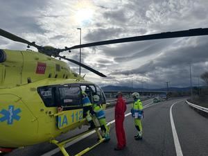 Un vehículo da varias vueltas de campana en un accidente en la vía de servicio de la AP-6 a la altura de Los Negrales