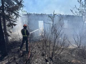Los bomberos extinguen un incendio que amenazaba a una urbanización en Colmenarejo