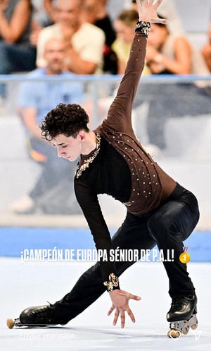 El patinador Iván Jiménez, del Club La Vida sobre Ruedas de Torrelodones, rompe barreras y hace historia en el patinaje artístico en línea