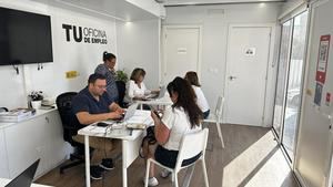 La Oficina Móvil de Empleo de la Comunidad de Madrid vista Galapagar este lunes