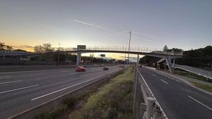 Comienzan las obras de reparación de la pasarela peatonal sobre la A-6 en La Berzosilla, Torrelodones