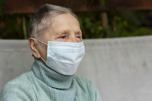 Con el aumento de la incidencia de la gripe, Sanidad recomienda usar mascarilla en residencias de ancianos, hospitales y centros de salud