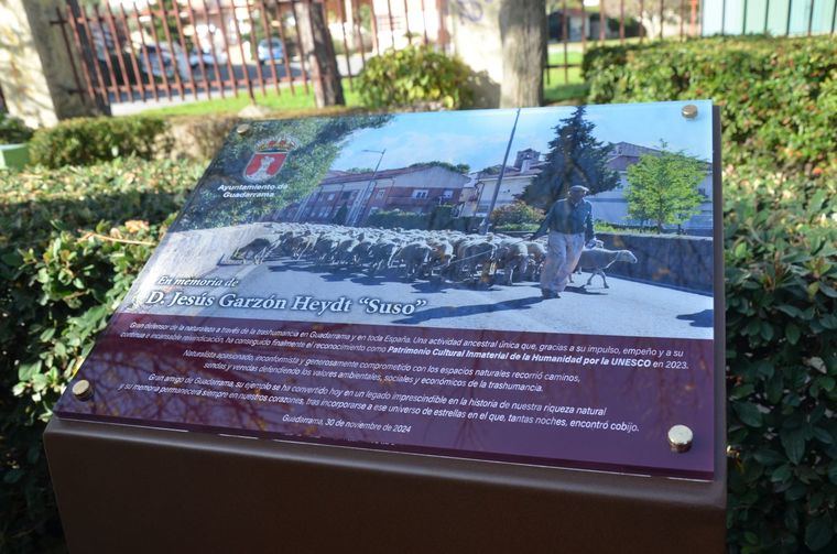 Guadarrama recuerda al naturalista Jesús Garzón con un concurrido acto en el parque del Puente del Rosario