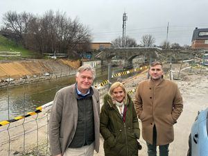 El eurodiputado popular Antonio López-Istúriz visita las obras de renaturalización del Guadarrama en Collado Villalba