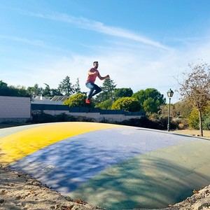 El Parque de Pradogrande en Torrelodones estrena una cama elástica