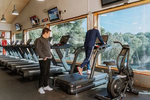 Reabre la sala fitness de Navalcarbón, en Las Rozas, tras la renovación de su equipamiento