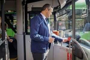 Desde el 1 de julio se podrá pagar con tarjeta en los autobuses urbanos e interurbanos de toda la región