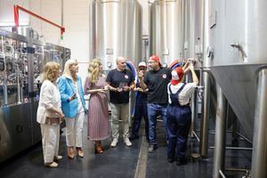 Abre sus puertas la fábrica de Capaz en Collado Villalba, la primera cerveza de España elaborada por personas con discapacidad intelectual