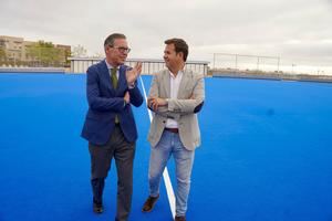 El senador del PP Alfonso Serrano visita en Las Rozas el nuevo complejo deportivo y cultural de La Marazuela