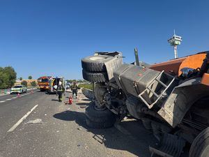 El vuelco de un camión en la M-503, en Majadahonda, provoca importantes retenciones de tráfico