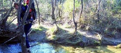 Unos troncos ayudan a cruzar el primer río del camino
