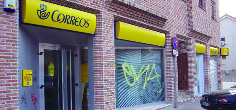 La nueva oficina de Correos del Pueblo, ya “decorada” con pintadas. 