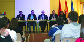 Mario López, director del IES Diego de Velázquez; Antonio G. Terol, Director Gral. de Juventud; el Alcalde; concejal Fernando González y la concejala Reyes Tintó