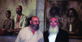 Dos amigos del pintor, posan junto a sus retratos