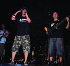 El grupo local Radio Kontra entonando uno de sus rap’s reivindicativos