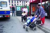 Las madres de Iñigo y Borja en la parada de autobús. (Foto: Eva)