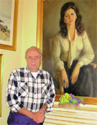 El director teatral Manuel Adánez ante un retrato de su esposa 