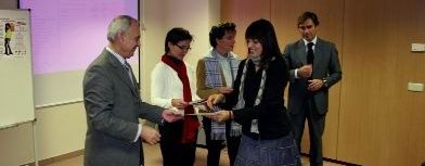 El Alcalde entrega los diplomas a los agentes, 
tras el término del curso