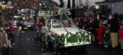 La lluvia no detuvo a la Cabalgata de los Reyes Magos:
caramelos, regalos ¡y hasta jamón!