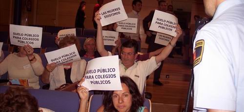 El público que mostró los carteles se marchó una vez realizada la votación  (Foto: Eva Martos)
