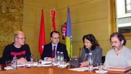 Los concejales socialistas y el portavoz de AcTúa (dcha), durante la lectura de la moción por el Día de la Mujer