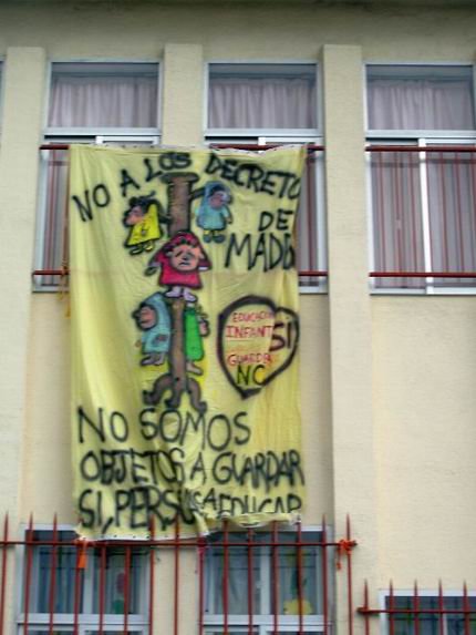 Pancarta de protesta en la fachada de la Escuela Infantil El Tomillar