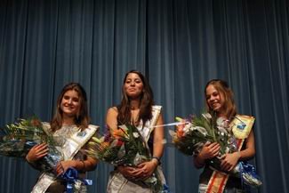 La reina juvenil de las fiestas, Nuria Arranz, con las damas Giulia Finazzy y Patricia Chinchilla