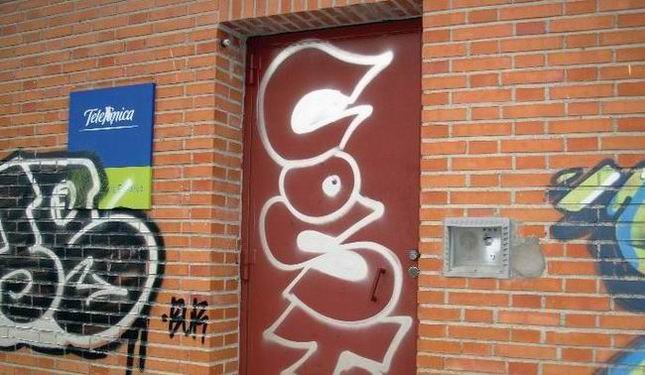 La central de Telefónica del Pueblo que, al igual que la de la Colonia, tiene un aspecto descuidado y lleno de pintadas