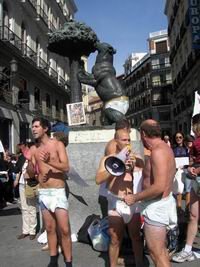 Los padres y madres de El Tomillar protestan en pañales