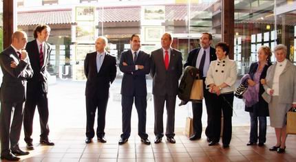 De izda a dcha: el gerente de Espacio Torrelodones, el director del periódico Sierra y respectivos alcaldes y alcaldesas de Torrelodones, Collado Villalba, Hoyo de Manzanares, Navacerrada, Alpedrete y Guadarrama; y la presidenta honoraria (viuda del fundador) del periódico Sierra. 