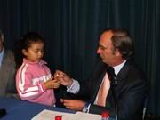El notario Juan Luis Hernández y la mano inocente de Jaya en el sorteo de las 46 viviendas, el 3 de noviembre.