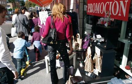 El sol de la jornada contribuyó al éxito de esta convocatoria en la que los comerciantes sacaron sus productos a la calle. 