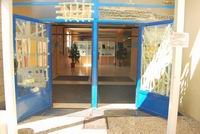 Uno de los actos vandálicos cometidos este verano: la rotura de las puertas de entrada del polideportivo municipal.