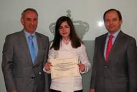 Jacqueline recibe su beca universitaria