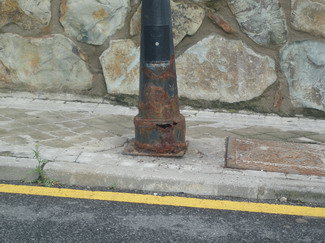 Farolas oxidadas que pagamos todos