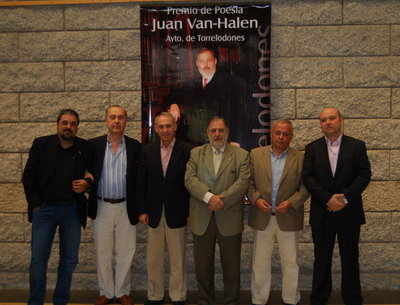 De izda. a derecha: Carlos Aganzo, Luis Alberto de Cuenca, Carlos Galbeño, Juan Van Halen, Gonzalo Santonja y Basilio Rodríguez.