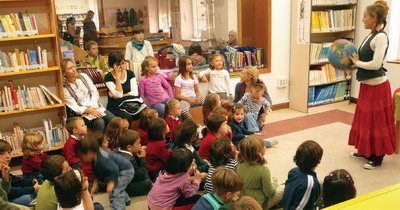 Los niños escuchan atentos a los cuentos de CuentaCris