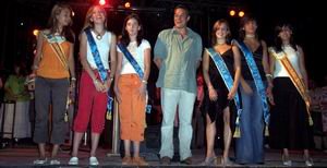 Jorge Sanz posa junto a Reinas y Damas de la categoría 
infantil (izquierda.) y juvenil (derecha.)