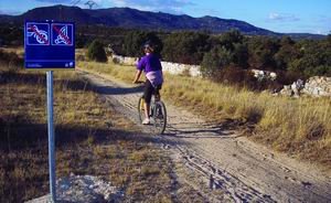 Carteles del Parque Regional con la Sierra de Hoyo al frente