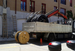 Un camión corta a su paso un cable de telefonía en la C/ Real