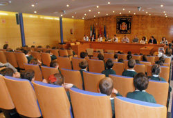 Un pleno infantil con la presencia del embajador de Italia.