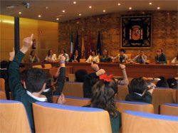 Un pleno infantil con la presencia del embajador de Italia.
