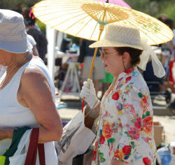 Mercadillo popular bajo el sol
